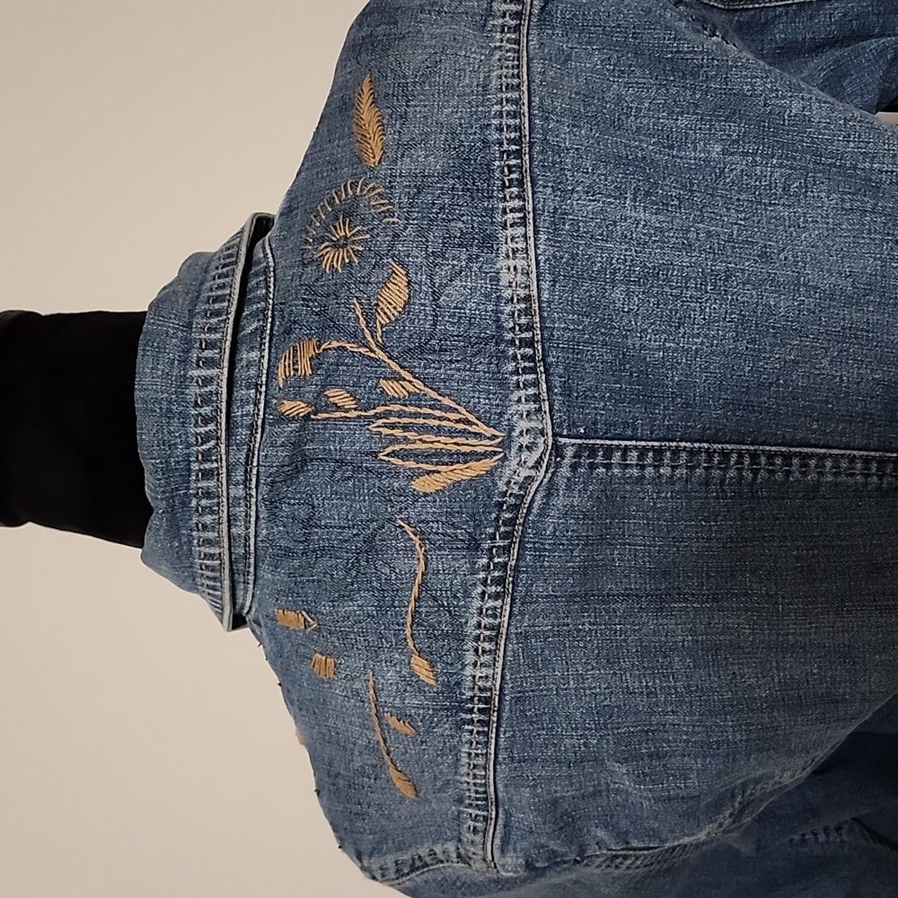 Medium Wash Denim Jacket Women’s M Fitted Jean Jacket Contrast Stitch Detail - Picture 7 of 15